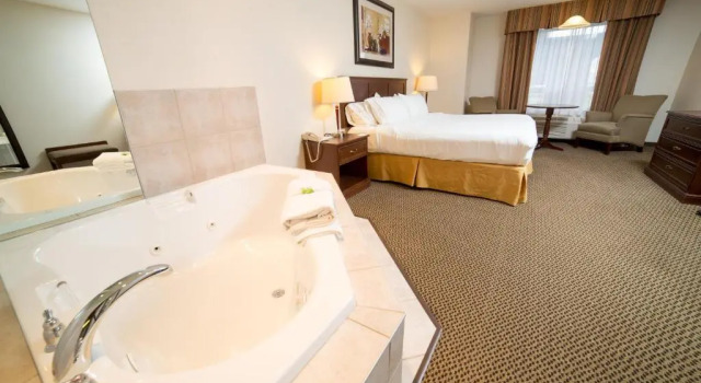 Номер Superior Holiday Inn Express & Suites Drayton Valley by IHG