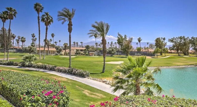 Patio, Grill + Resort Perks: Palm Desert Home, Забронировать Курортный отель Курортные отели Палм-Дезерт, Курортный отель