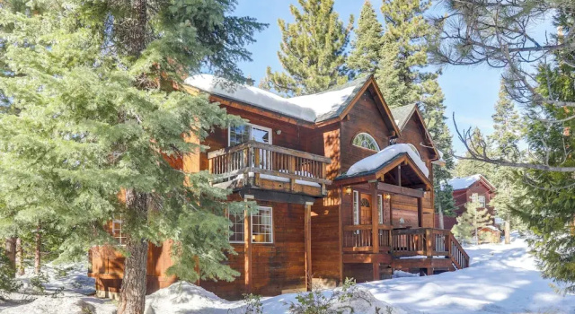 Коттедж с 3 комнатами с балконом 7 Mi to Northstar Resort: Tahoe Vista Family Cabin
