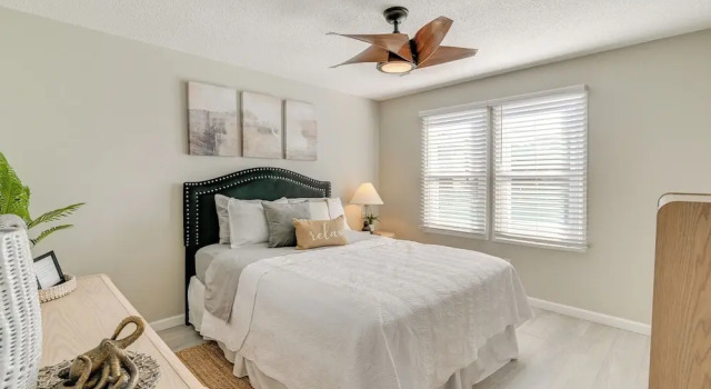 Deck & Pool Access: Myrtle Beach Getaway, Забронировать Дом для отпуска Коттеджи Южной Каролины, Коттедж