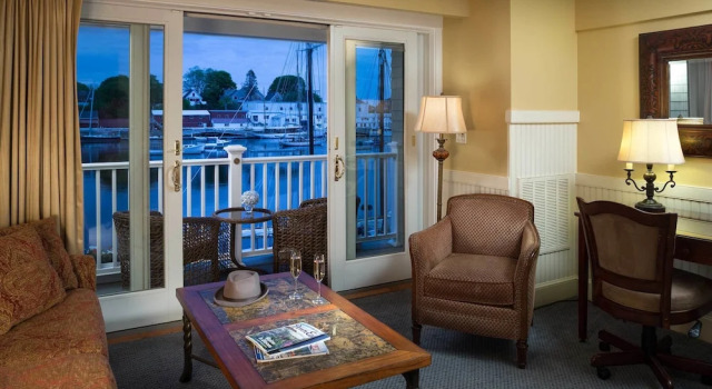 Двухместный номер Deluxe с балконом и с видом на воду Grand Harbor Inn