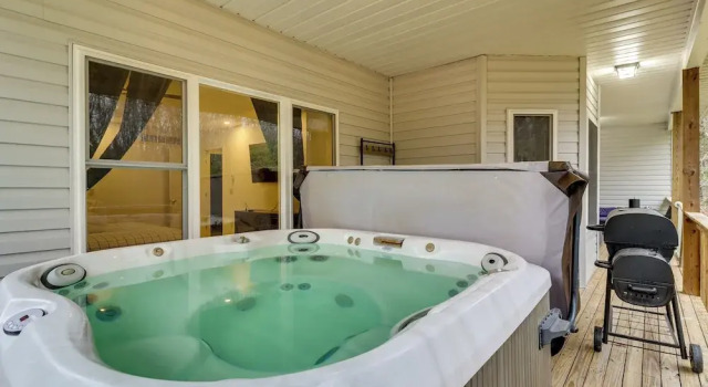 Hot Tub & Epic Game Room! Poconos Family Retreat, Boek Vakantiehuis Blakeslee Monroe County