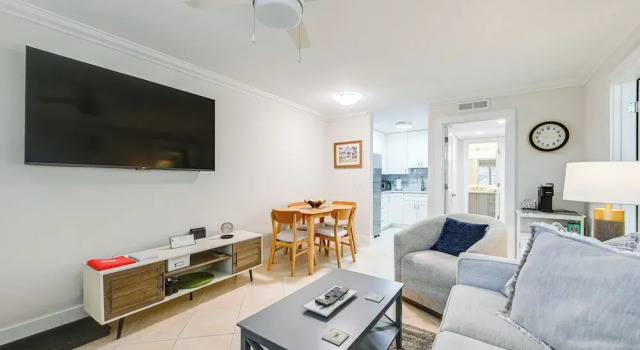 Naples Condo w/ Pool - Walk to Dining & Beach, Забронировать Апартаменты/квартира Нейплс Southwest Florida, рядом с Palm Cottage