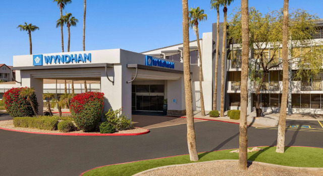 Wyndham Phoenix Airport - Tempe, Забронировать Отель Пруд в Темпе Phoenix Metropolitan Area, рядом с Детский музей Halle Heart