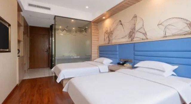 Кровать в общем номере (мужской номер) Shanghai Linxi Hotel-Free shuttle bus to Pudong Airport and Disneyland