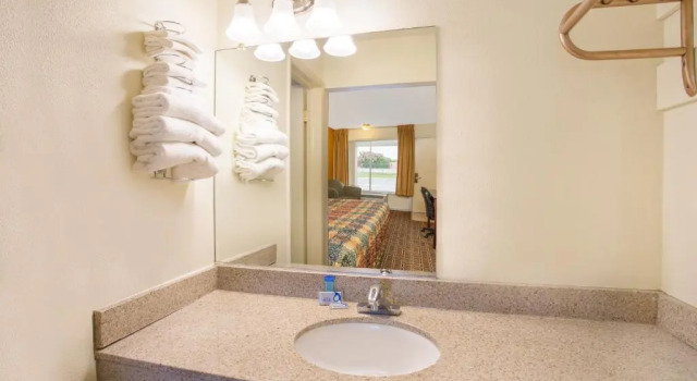 Номер Standard Days Inn by Wyndham Chester