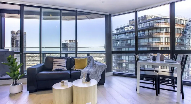 Docklands high level 1 Bedroom Apartment with pool by KozyGuru, Забронировать Апартаменты/квартира Докландс Мельбурн, рядом с Пристань для яхт «Е»
