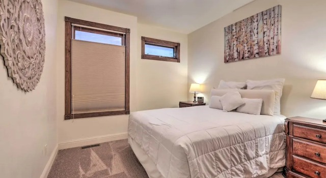 Апартаменты с 2 комнатами Cozy Central Glenwood Springs Condo w/ 2 Decks!