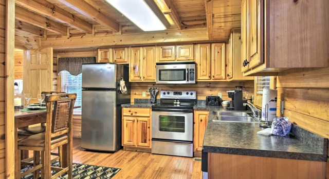 Коттедж Cabin w/ Hot Tub ~ 2 Mi to Island in Pigeon Forge!
