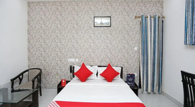 OYO 13493 Hotel Vridhi Inn, Забронировать Отель Отели Гомти Нагара с парковкой, Парковка