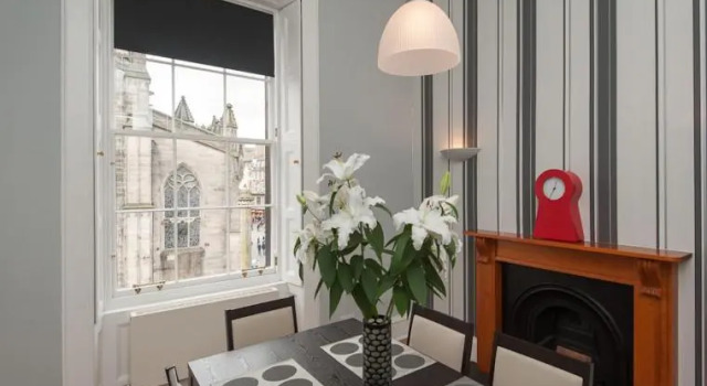 Parliament Sq apt 12 Royal Mile, Забронировать Отель Старый город Эдинбург, рядом с Национальный музей Шотландии