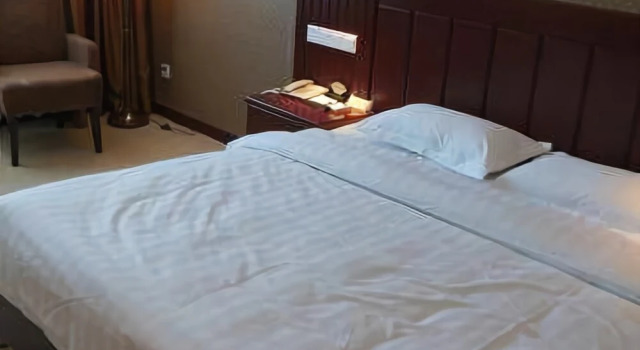 Sutong Holiday Hotel, Rezerwuj Hotel Hotele w Burqin z basenem, Basen