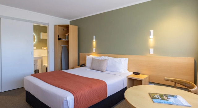 Двухместный номер Standard с балконом и с видом на сад Auckland Rose Park Hotel