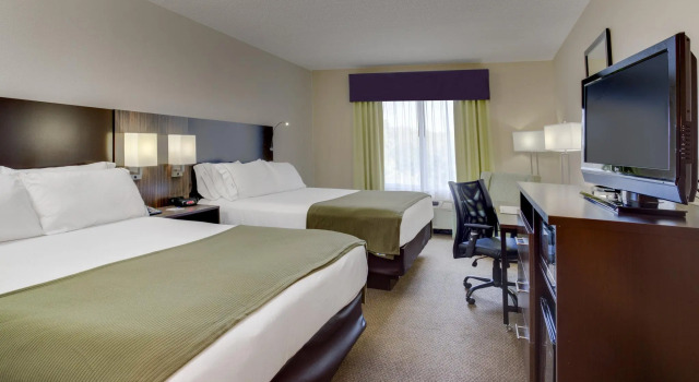 Четырёхместный номер Standard Holiday Inn Express Hotel & Suites New Tampa I-75 by IHG
