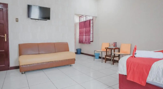 Полулюкс RedDoorz Plus near Istana Maimun Medan