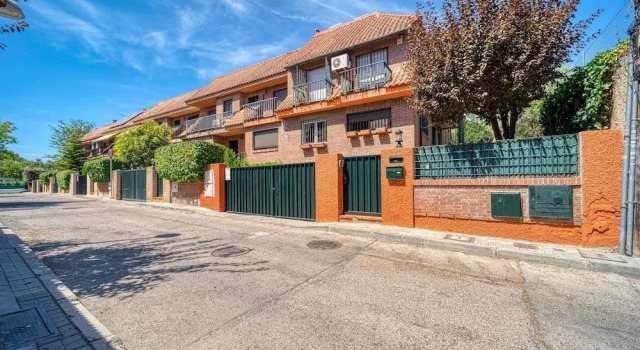 L Casa Cafe Madrid El plantio, Varaa Hotelli Hotellit Madridin maakunta pysäköinnillä, Pysäköinti