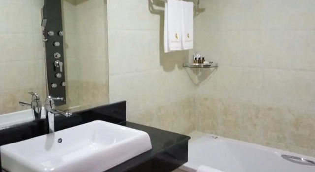 Двухместный номер Standard Royal Hinthar Hotel