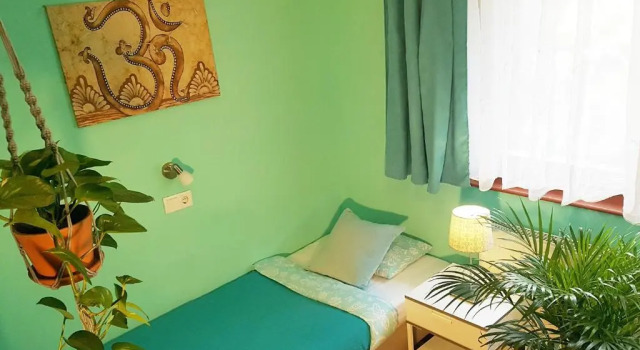 Кровать в общем номере Shantee House