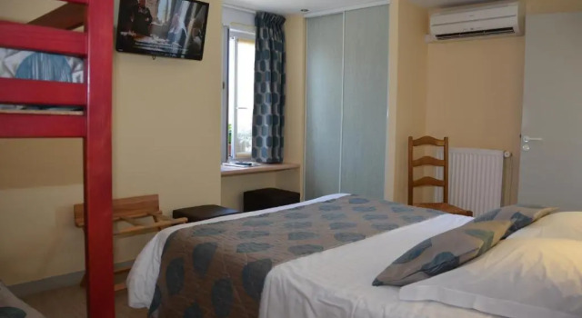 Четырёхместный номер Standard Logis Hôtel Bellevue