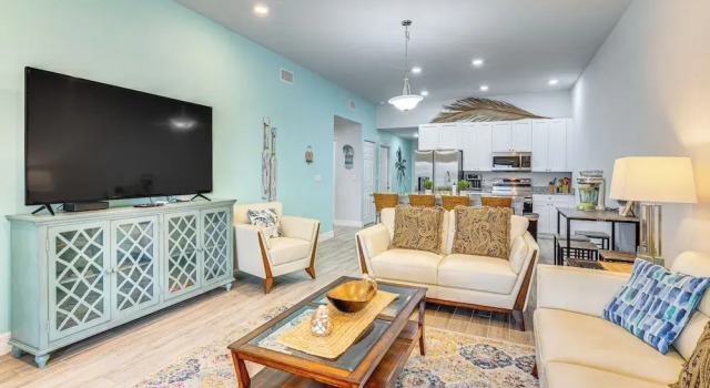 Апартаменты Canal-front Gem w/ Heated Pool in Cape Coral
