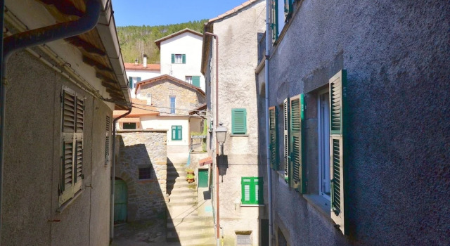 Inviting Holiday Home with Terrace Garden Furniture BBQ, Prenota Appartamento Sesta Godano Liguria