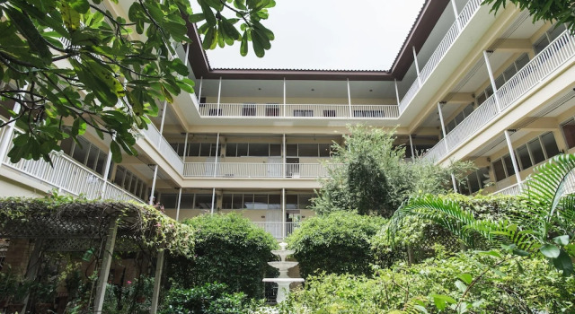Feung Nakorn Balcony Rooms and Cafe