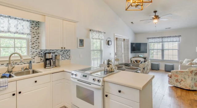 Коттедж Charming Oak Island Home 1 Mi to Beach!