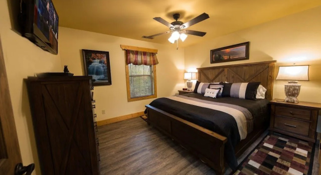 Gone Swimming 4 Bedrooms 4.5 Bathrooms Cabin