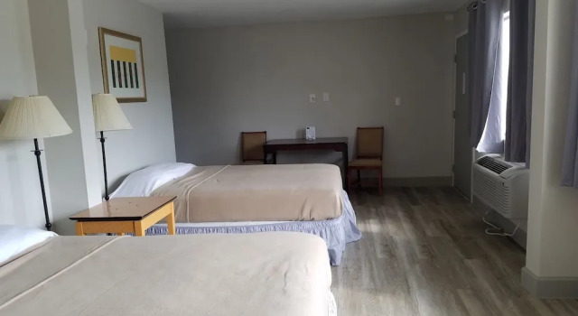 Четырёхместный номер Economy Harmony Inn and Suites
