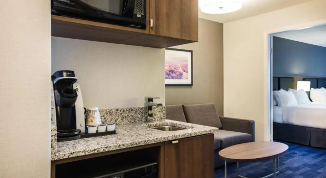 Четырёхместный люкс Holiday Inn & Suites Grande Prairie Conference Center by IHG