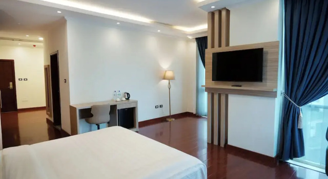 Полулюкс Crescent International Hotel
