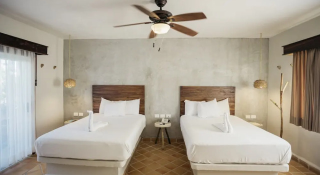 Двухместный номер Standard с балконом и с видом на бассейн Petit Lafitte Beach Front Hotel & Bungalows