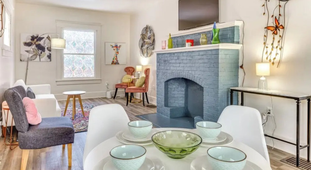Коттедж 3 Mi to Dtwn Indy: Pet-friendly Home w/ Backyard!
