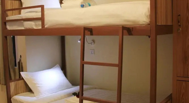 Postel ve společném pokoji pro ženy Hotel Royal Rose