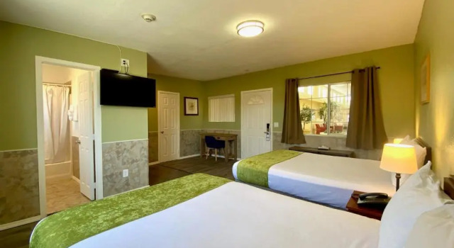 Люкс Deluxe Europa Inn & Suites