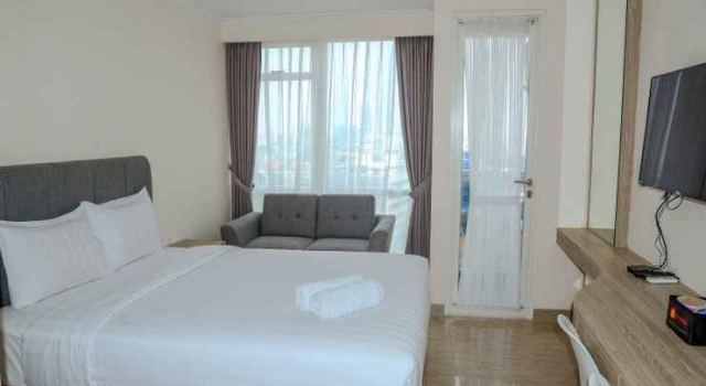 Elegant and Tidy Studio Apartment @ Menteng Park By Travelio, Забронировать Апартаменты/квартира Ментенг Джакарта, рядом с Парк Таман Суропати