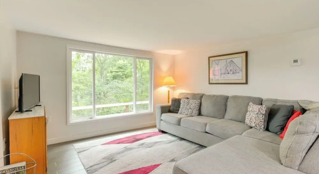 1 Mi to Burr Oak Lake: Home w/ Deck & Patio!, Buchen Sie Ferienhaus Glouster Ohio