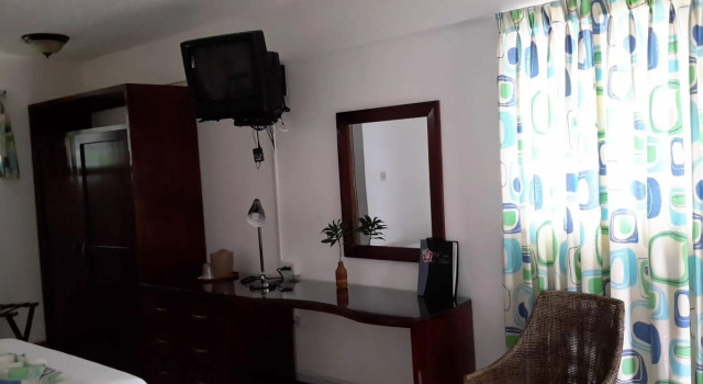 Hibiscus Lodge Hotel, Rezerwuj Hotel Hotele w Ocho Rios Coast z parkingiem, Parking