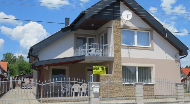 22 féröhelyes apartman, Забронировать Апартаменты/квартира Отели Балатонлелле с парковкой, Парковка