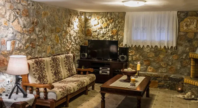 Spacious home with garden in Marathonas
