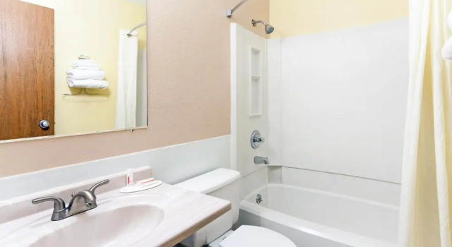 Suite Super 8 Bath