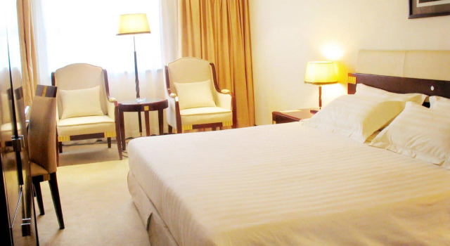 DoubleTree by Hilton Beijing East Third Ring Road, Book Hotel Hoteller i Beijing Province med parkering, Parkering