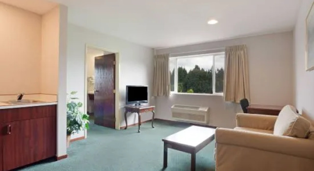Люкс студия Days Inn by Wyndham Seatac Airport