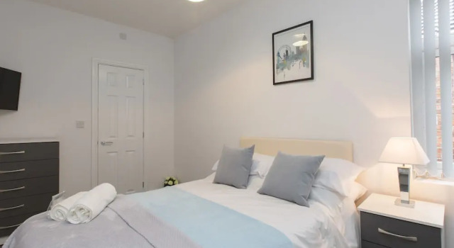 Townhouse Plus @ 40 West St, Book Pension Crewe 