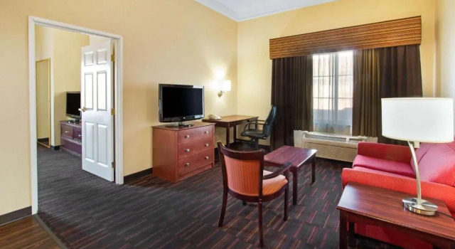 Двухместный люкс c 1 комнатой La Quinta Inn & Suites by Wyndham Albuquerque Midtown