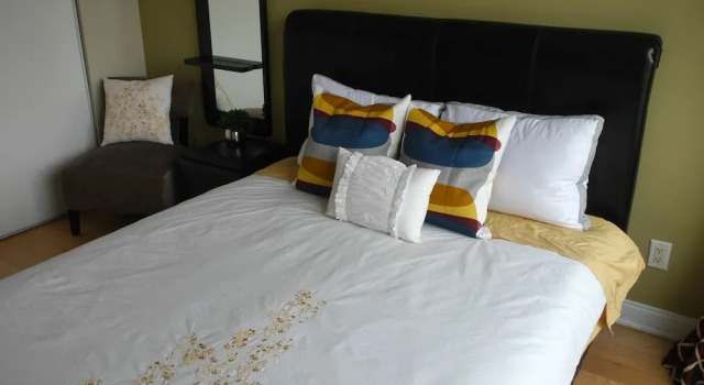 Amazing 1BR Condo in Yorkville, Забронировать Отель Отели Торонто 3 звезды, рядом с Women's College Hospital, 3*