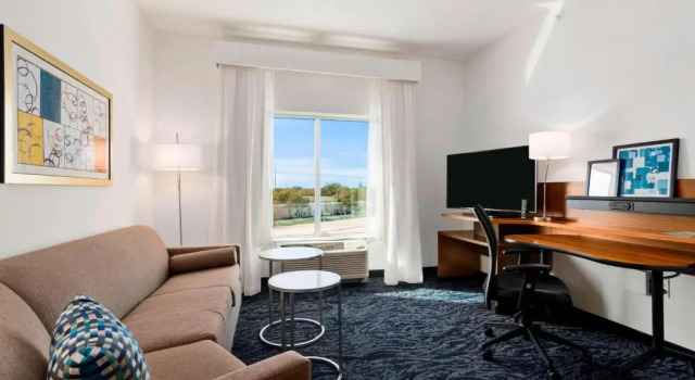 Четырёхместный люкс Fairfield Inn & Suites by Marriott St Petersburg North