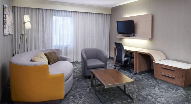 Двухместный люкс c 1 комнатой Courtyard Cleveland Airport North