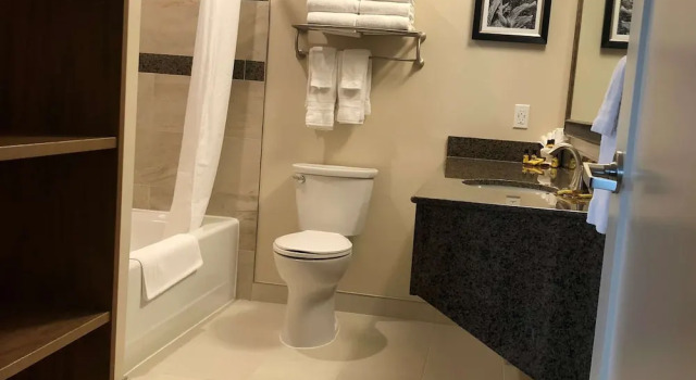 Люкс Best Western Plus Cobourg Inn & Convention Centre