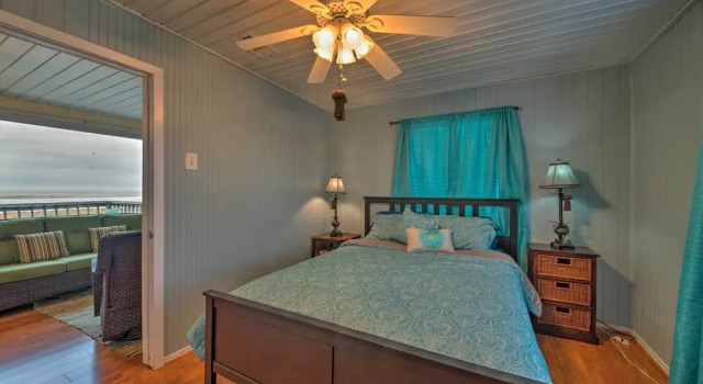 Коттедж Steps to Gulf! Pet-friendly Galveston Getaway